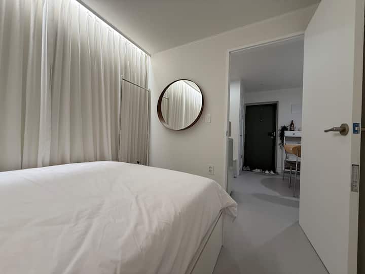 Kjo është dhoma e gjumit në të djathtë siç e sheh nga dera kryesore.