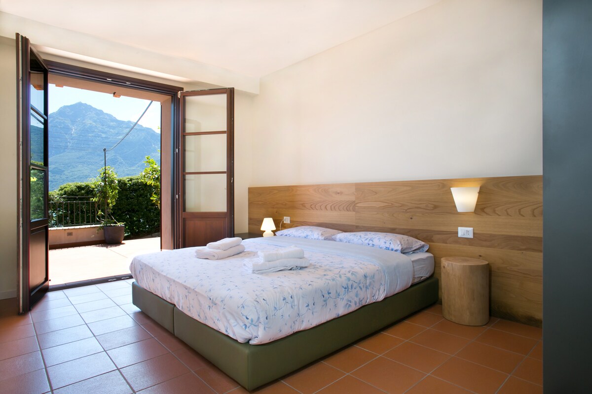 غرفة نوم بإطلالة على الخارج