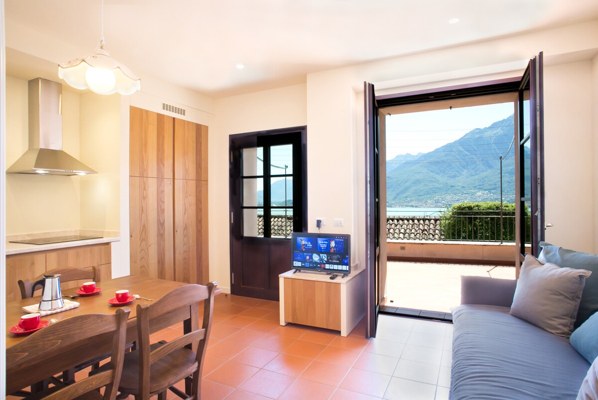 غرفة معيشة بإطلالة بانورامية على البحيرة