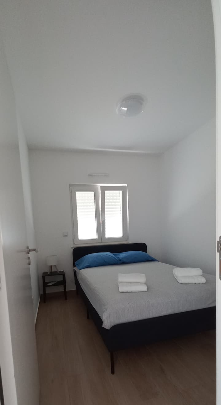 Soba s francuskim krevetom, ormarom i klima uređajem