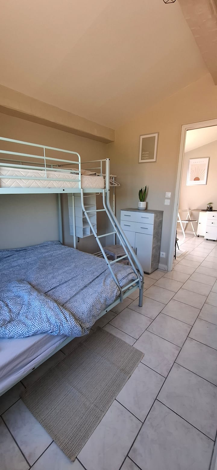 Međukat s tri sjedala, donji krevet za 2 osobe, gornji krevet za 1 osobu