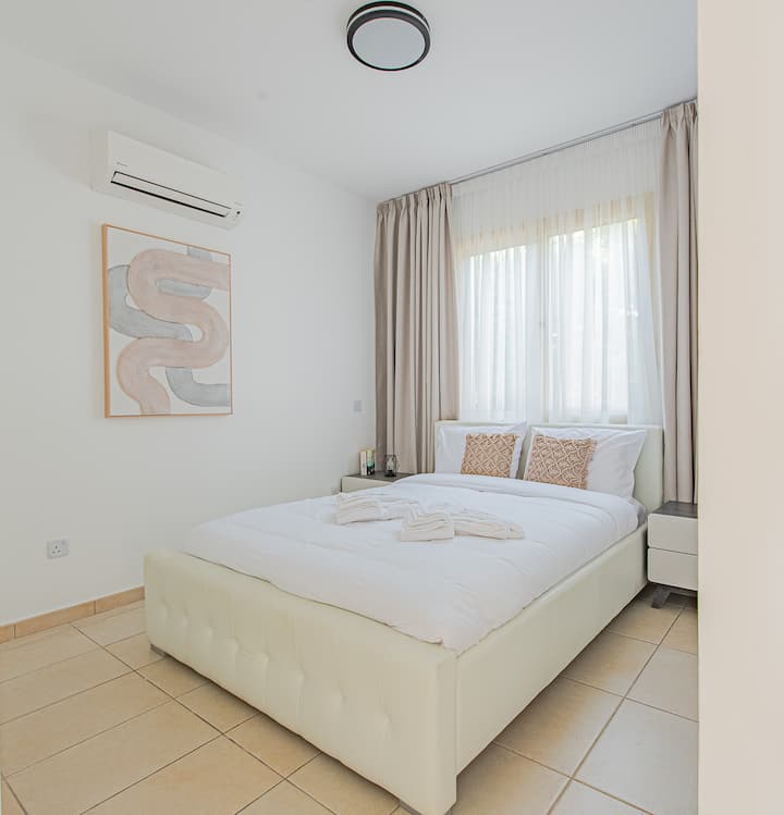 Удобни спални соби на долниот кат со лесен пристап и пријатни вибрации за мирен престој.