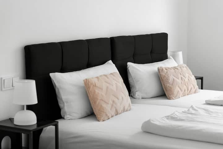 Kingsize Bett mit Bettwäsche und Handtüchern