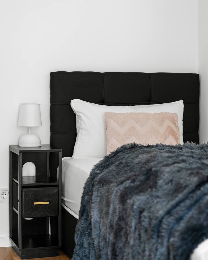 Zwei Einzelboxspringbetten mit Kleiderschrank