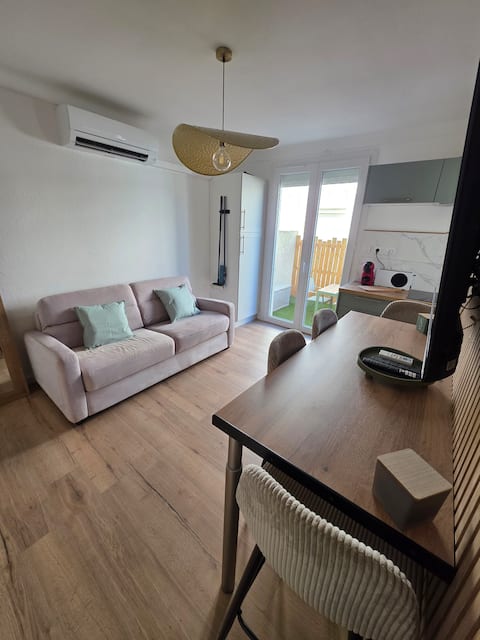 Top Airbnb: Apartment with BEAUTIFUL Exterior and Private Parking in Canet En Roussillon