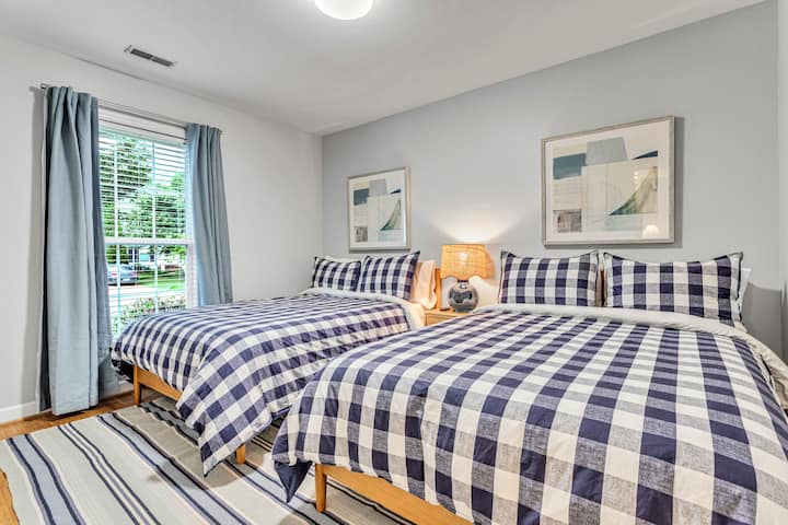 Gastenkamer met twee tweepersoonsbedden en een smart-tv