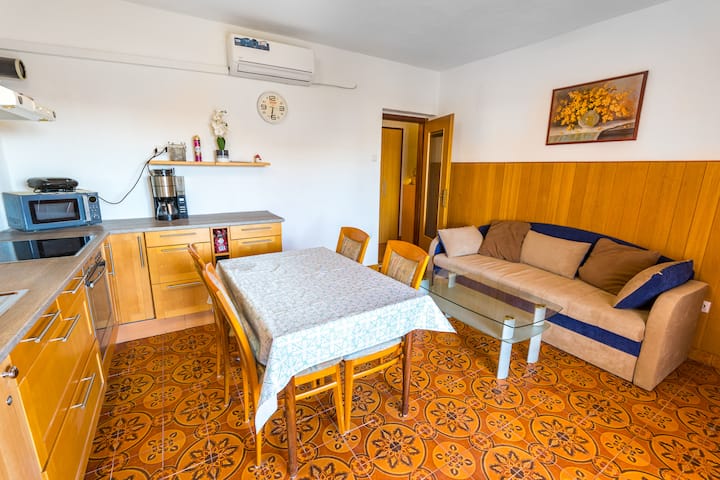 Apt Val 10 Min Walk From Beach - Bol