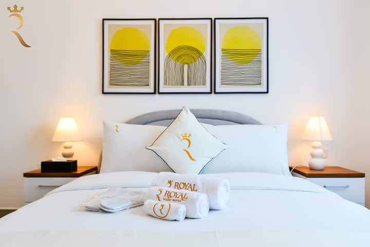 Uronite u našu posteljinu koja je poput oblaka i uživajte u mirnim trenucima u ovoj prekrasno uređenoj spavaćoj sobi koja je savršeno mjesto za odmor i opuštanje.