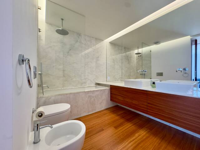 Lux River & City Views & Garage gallery image 5