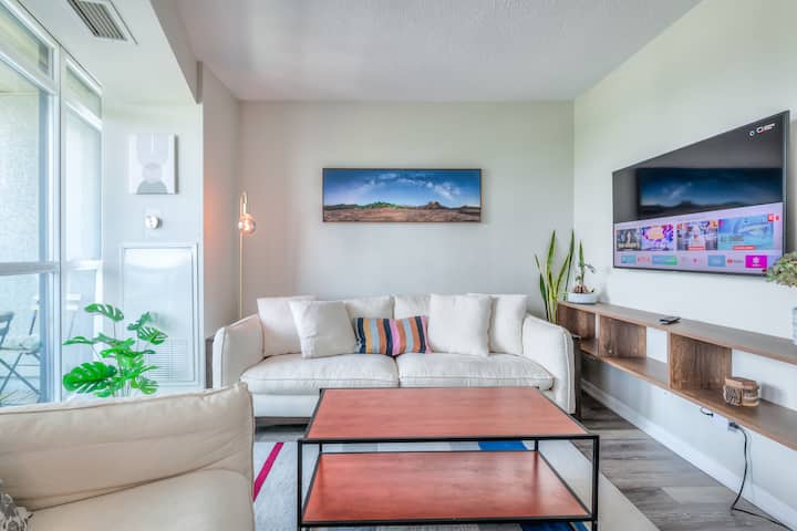 Chic 1br+den Condo | Fast Wifi & Free Parking - Toronto