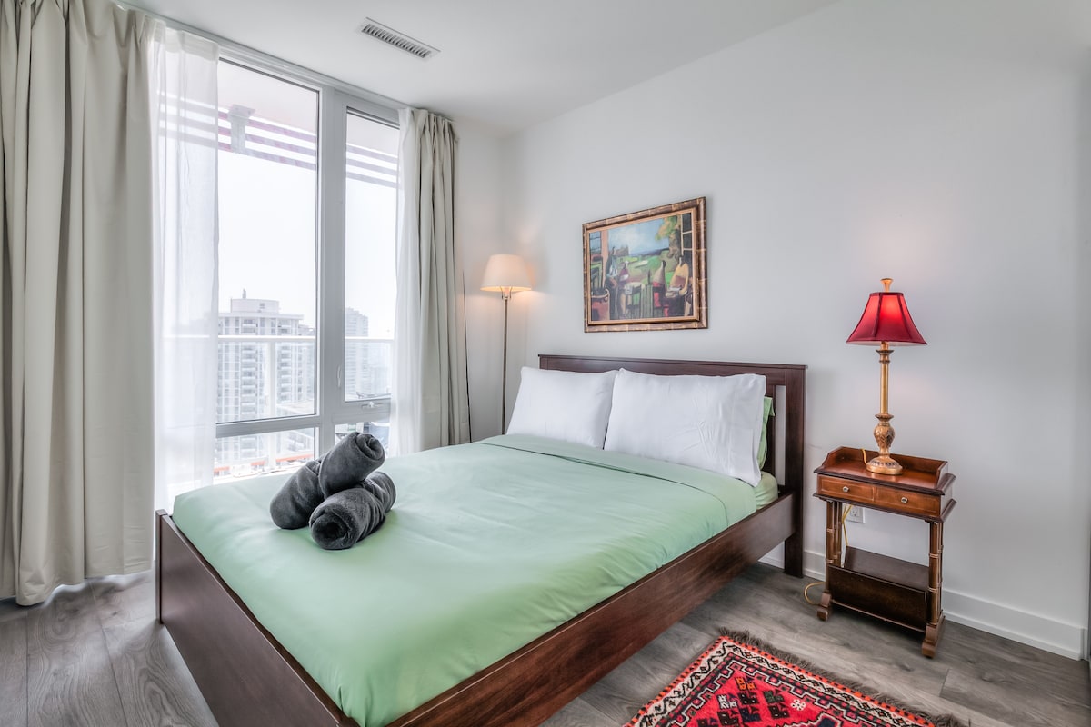 Спете спокойно в плюшено двойно легло с чисто спално бельо в хотелски стил и пухкави завивки.