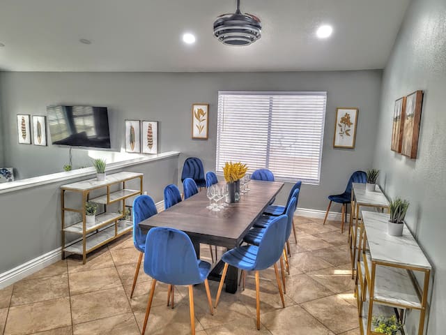 Oasis w Pool & Spa perfect for Families and Groups gallery image 4