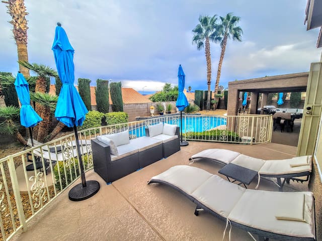Oasis w Pool & Spa perfect for Families and Groups