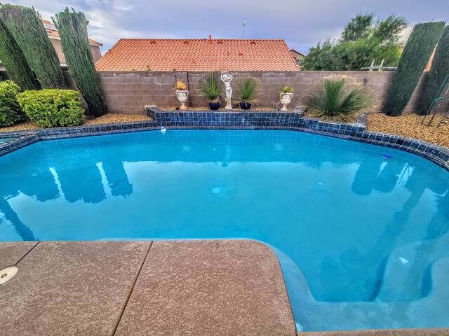 Oasis w Pool & Spa perfect for Families and Groups gallery image 5