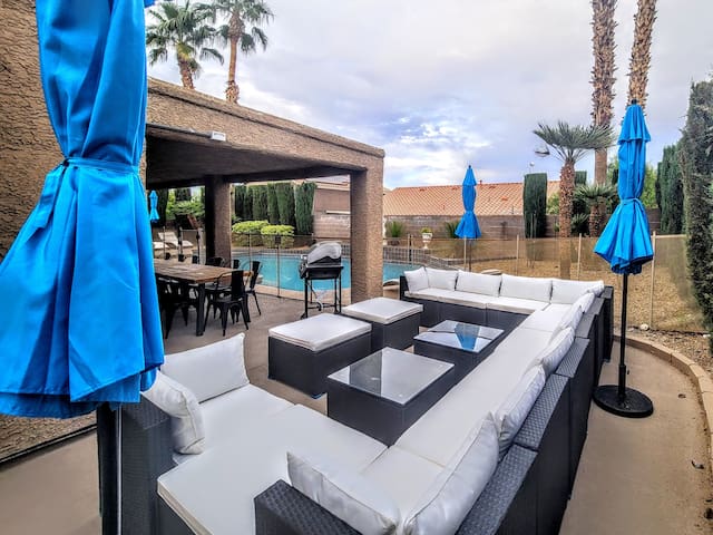 Oasis w Pool & Spa perfect for Families and Groups gallery image 3