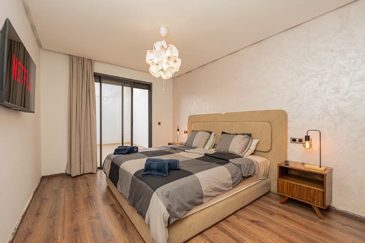 ผ่อนคลายในห้องนอนที่มีสไตล์พร้อมเตียงขนาดคิงไซส์หรูหรา ผ้าปูที่นอนคุณภาพระดับโรงแรม ไฟดีไซน์ พื้นไม้ และสมาร์ททีวีที่มีเน็ตฟลิกซ์ ที่พักที่เงียบสงบนี้เปิดสู่ลานส่วนตัว เหมาะสำหรับการเข้าพักระยะยาวและการพักผ่อนยามค่ำคืน

