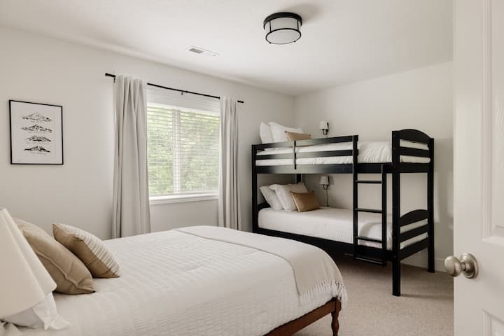 Imewekwa kwa ajili ya wageni 1-4, chumba hiki cha kulala kina kitanda 1 cha kifalme na vitanda 2 pacha, magodoro yote yenye ubora wa juu yanafaa kwa watu wazima na watoto. Kamilisha na zulia la sufu la kifahari na mapazia ya kuzima kwa ajili ya starehe ya hali ya juu. 