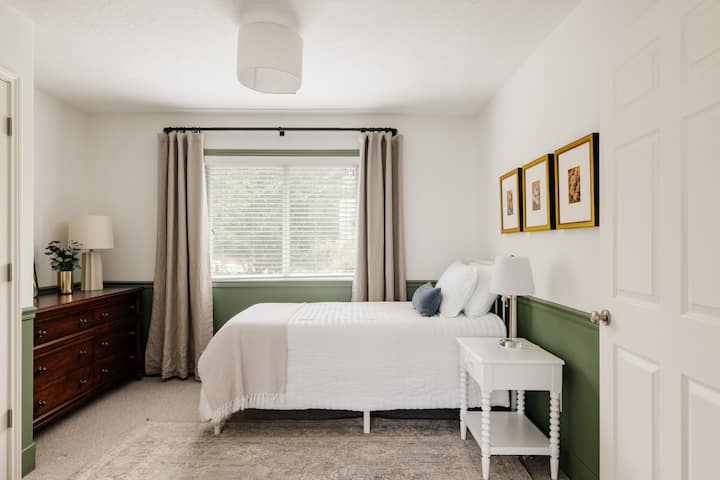 Chumba hiki cha kulala peke yake kinafaa kwa mgeni 1. Vitanda vyetu viwili vina magodoro ya Casper, Nectar na Mellow yaliyochaguliwa kwa uangalifu, kila moja ikitoa usawa wa starehe na mapumziko ya kuunga mkono, kuhakikisha kila mgeni anafurahia usingizi wa usiku wa mapumziko.