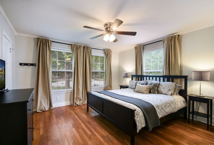 Charming Cottage 2 Living 5 Beds by AustinGetaways