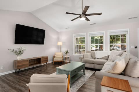 Popular Airbnb listing: Low Tide | Heated Pool + Game Room + Pet Friendly! in Southern Shores