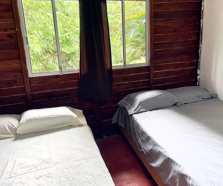 Detská izba s dvoma samostatnými lôžkami, vybavená vlastnou kúpeľňou pre pohodlie a funkčnosť.