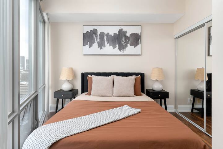 Elegant 2BDR 2BA Condo Near UofT Sofa Bed! gallery image 4