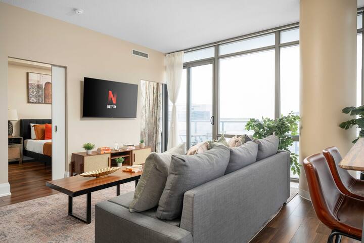 Elegant 2BDR 2BA Condo Near UofT Sofa Bed! gallery image 2