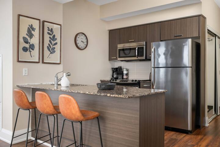 Elegant 2BDR 2BA Condo Near UofT Sofa Bed! gallery image 3