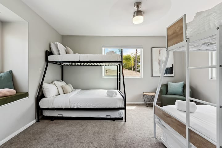 Ახლად მოწყობილი საძინებელი დამამშვიდებელი მწვანე აქცენტებით.