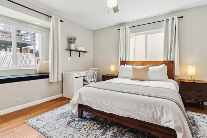 Მოიწვიეთ სტუმრების საძინებელი ფენიანი ტექსტურებით.