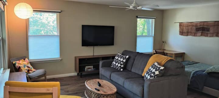 Spacious Studio With Balcony - Austin, TX