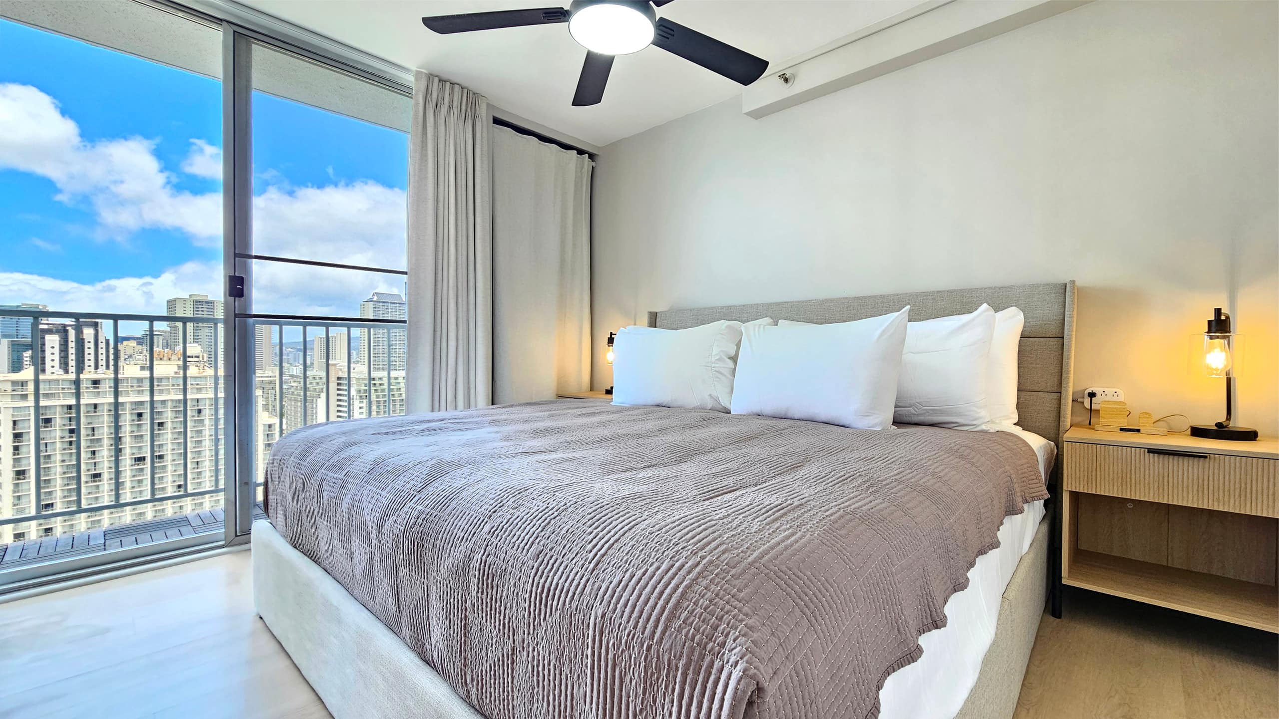 24th Floor King bed Modern 1 Bedroom Condo w/pool - Image 17
