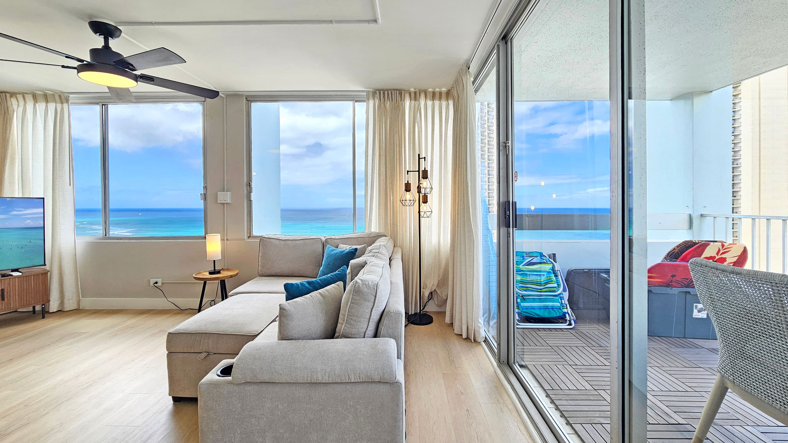 24th Floor King bed Modern 1 Bedroom Condo w/pool - Image 5