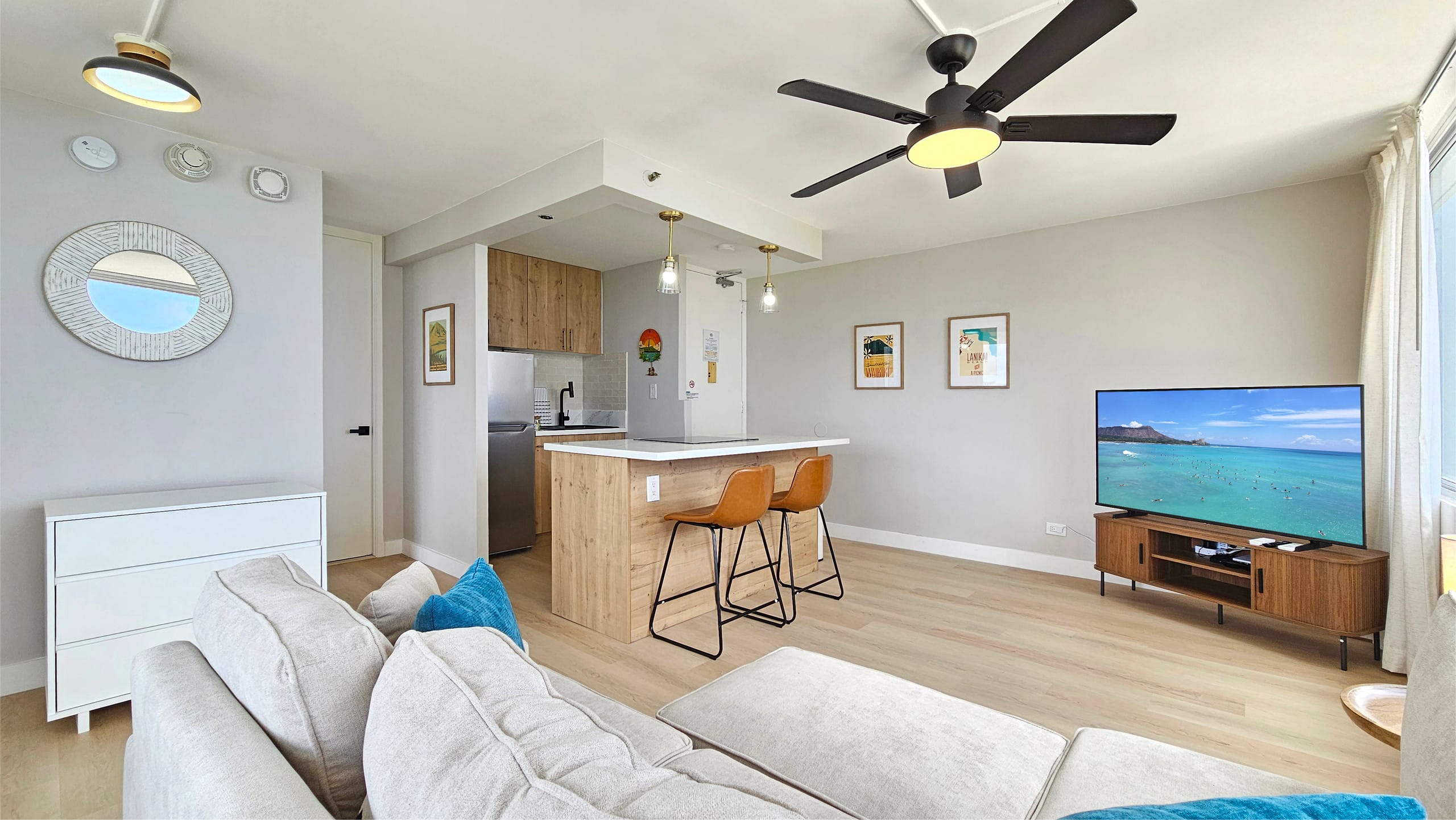 24th Floor King bed Modern 1 Bedroom Condo w/pool - Image 2
