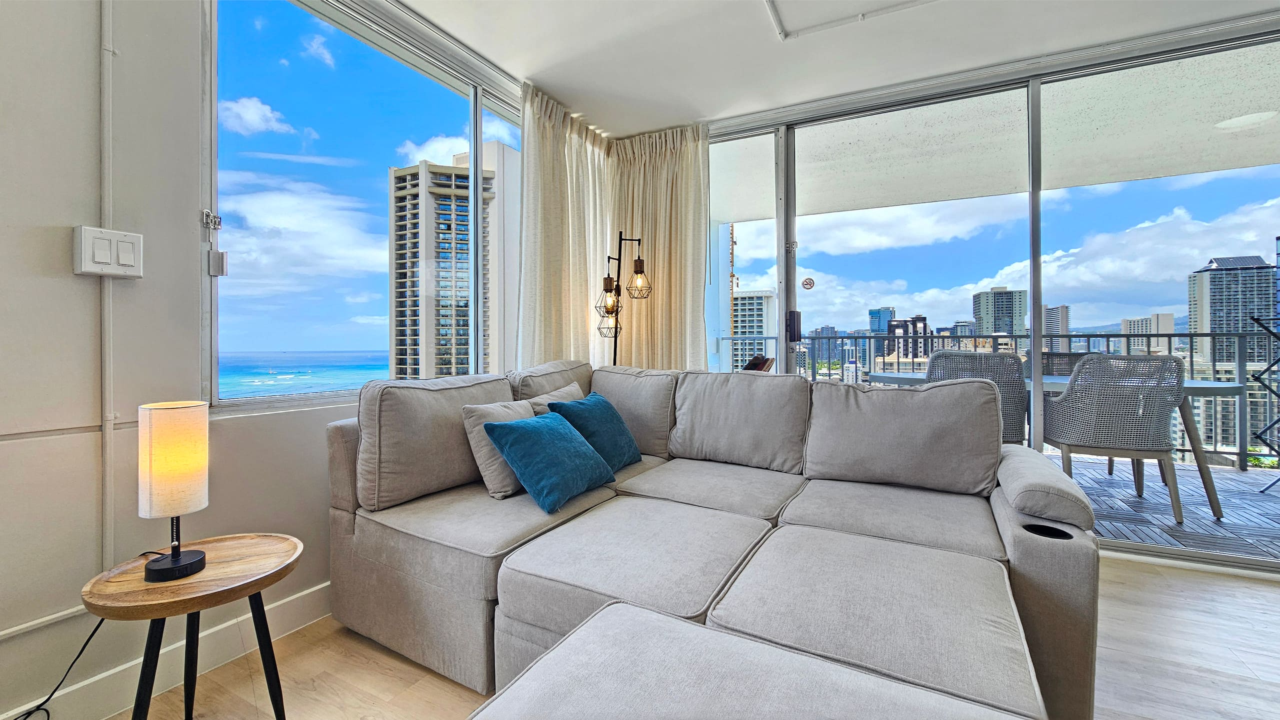 24th Floor King bed Modern 1 Bedroom Condo w/pool - Image 4