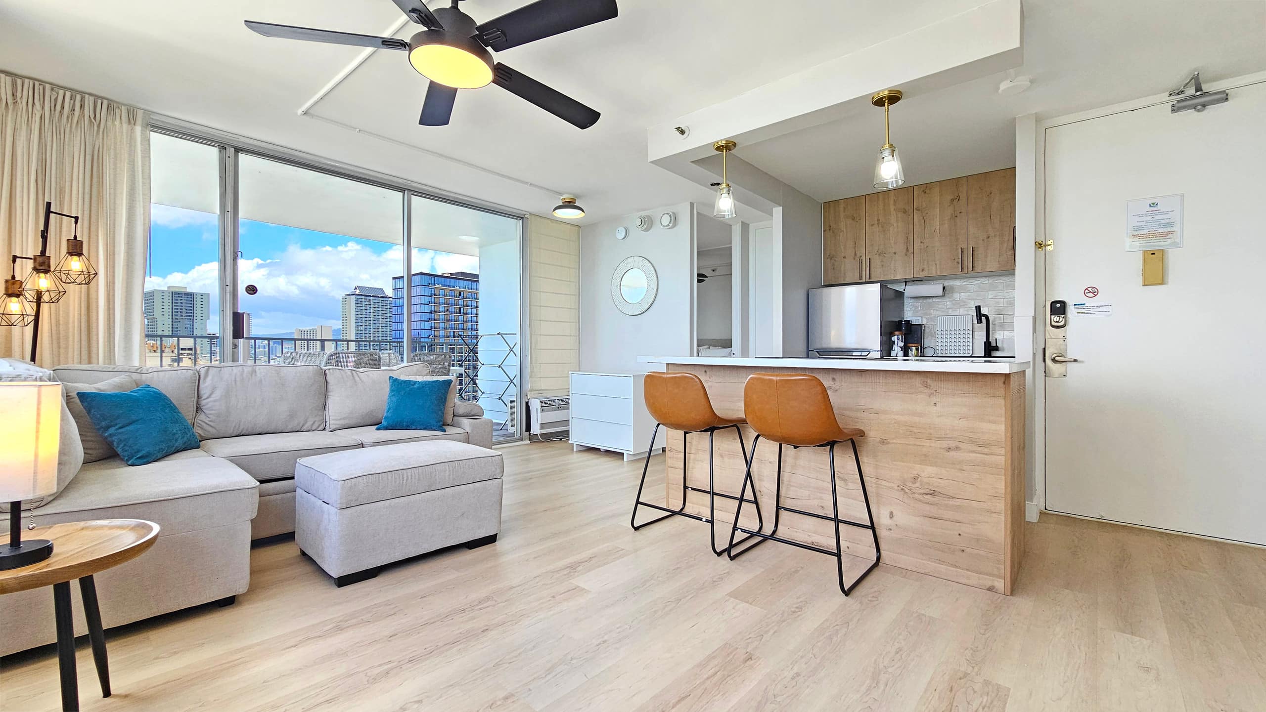 24th Floor King bed Modern 1 Bedroom Condo w/pool - Image 3