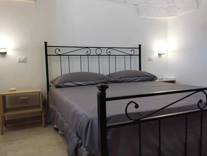 Двойно легло.  Подово охлаждане и отопление за модерен и безопасен комфорт. Спално бельо. Допълнителни одеяла и възглавници. Закачалки за дрехи и гардероб за съхранение. Поставка за куфари и обувки. Закачалка за дрехи.