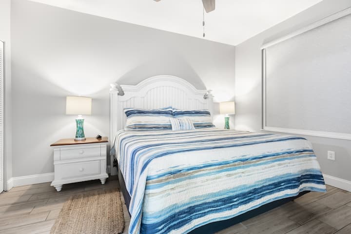 Guest King Suite with Novaform 3" EVENcor GelPlus Memory Foam Topper with Cooling Cover.  Თქვენი ელექტრომოწყობილობებისთვის თითოეულ მხარეს არის USB/შესაერთებელი დამტენი სადგური. Უშუალო წვდომა სტუმრების სააბაზანოზე