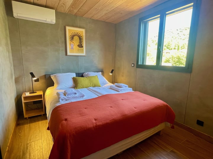 黄色房间，位于山边。 