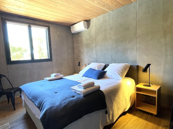 蓝色房间，海边。 