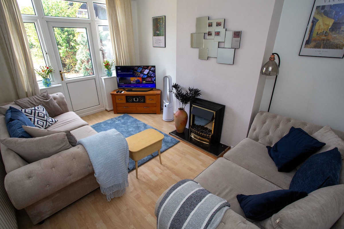 Successful Airbnb property: NEC, BHX Cosy 3 Bedroom House with Parking in Bickenhill And Marston Green