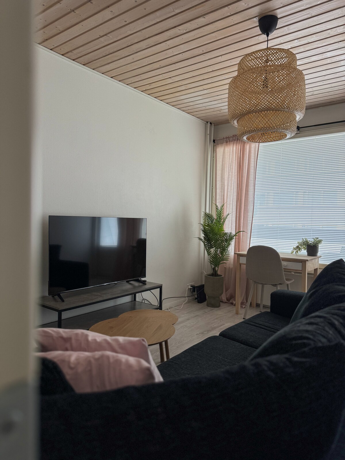 Lichte en gezellige woonkamer met smart-tv, bureau en toegang tot het eigen terras. Ideaal om te ontspannen, te werken of te streamen. Extra gasten kunnen op de bank of het ruime kingsize luchtbed slapen.