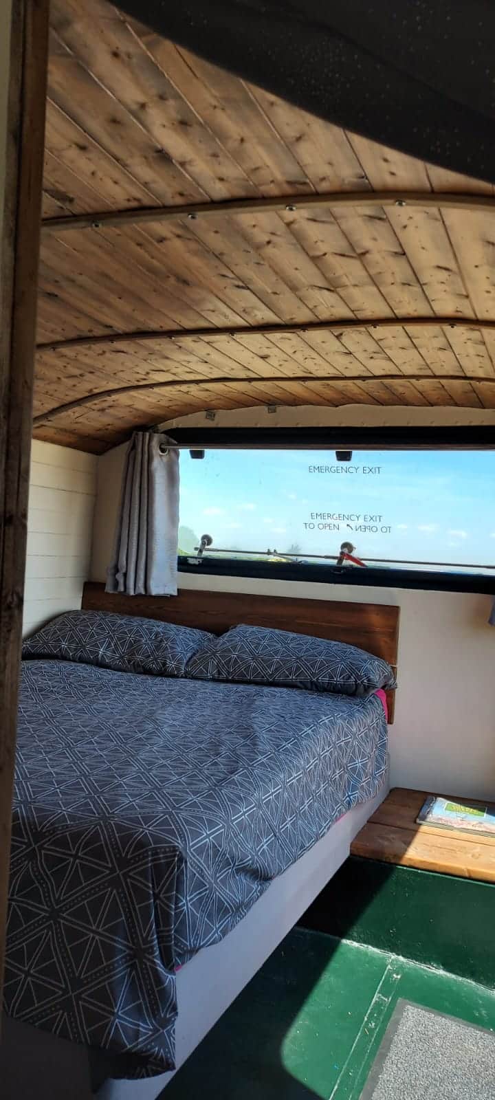 Bračni krevet, noćni ormarić i nekoliko kuka za vješanje odjeće. Ne zaboravite ponijeti svoje ručnike i toaletne potrepštine! 