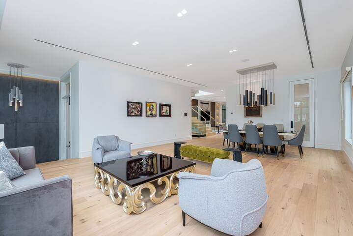 Exclusive Modern Luxury 5BDRM Home~Leaside gallery image 2