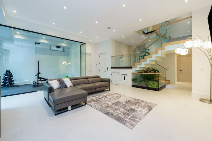 Exclusive Modern Luxury 5BDRM Home~Leaside gallery image 4