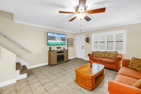 Popular Airbnb listing: Penthouse w/ New Pool, Balcony, Stunning Views 601 in Treasure Island