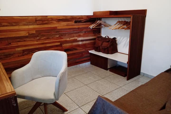 ห้องทำงานพร้อมตู้หนังสือขนาดเล็ก เก้าอี้และโต๊ะทำงาน และโซฟาขนาดเล็ก (ซึ่งยังไม่เสร็จ)