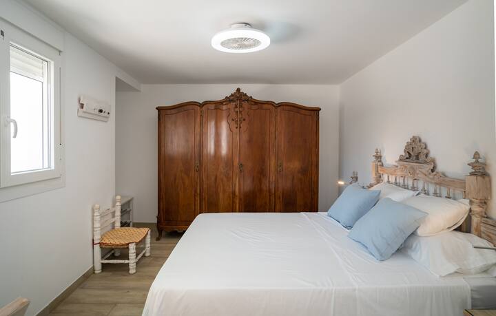 Este es el dormitorio de la casita. Ten en cuenta el ventilador de techo.