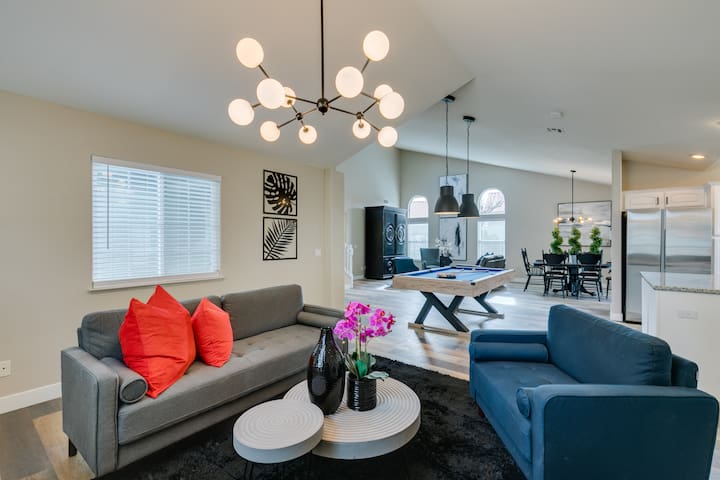 5BR Oasis w/ Pool, 3 Suites, Just 3.5mi to Strip