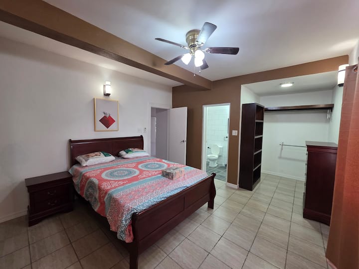 Chumba bora cha kulala chenye bafu na kabati la kuingia.  Mandhari nzuri ya katikati ya mji, ina Kitengo cha AC na Feni ya Dari.